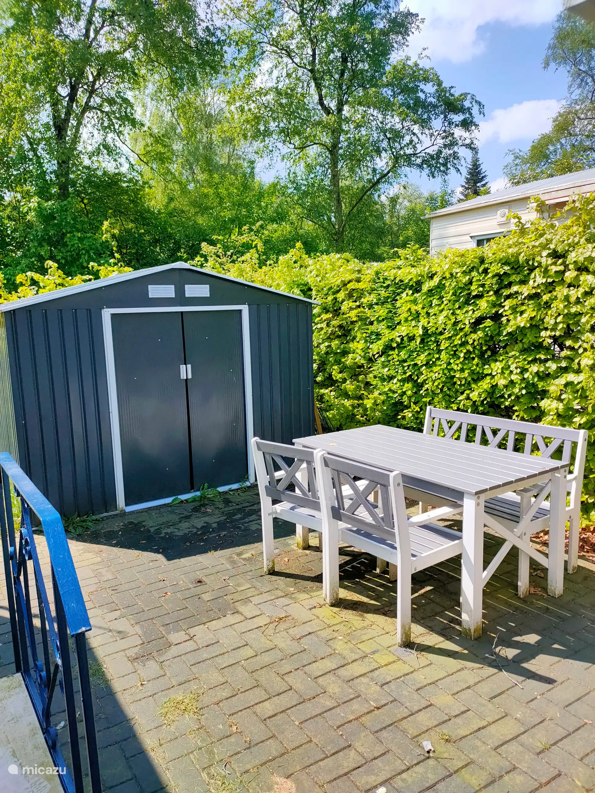 Sitzecke. Hinter dem Chalet befindet sich eine Rasenfl&#228;che