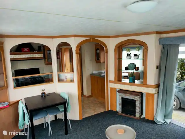 Casa Cien en Países Bajos, Overijssel, De Pol - mobil home / caravana Chimenea/calefacción en el salón. La cocina está separada