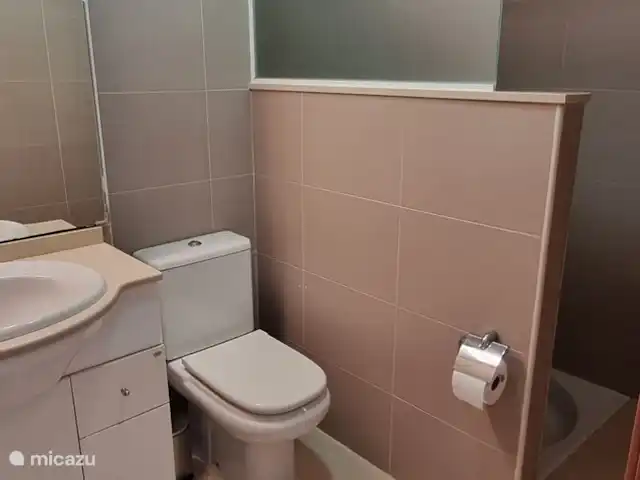 Zeebries schuilplaats huren in Spanje, Costa Blanca, Dénia - appartement Hoofdbadkamer verbonden met de hoofdslaapkamer. Biedt inloopdouche.