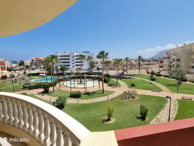 Zeebries schuilplaats huren in Spanje, Costa Blanca, Dénia - appartement groot balkon met uitzicht op het grote parkgedeelte van het complex met aan de linkerkant een ver uitzicht op de Montgo en het strand.