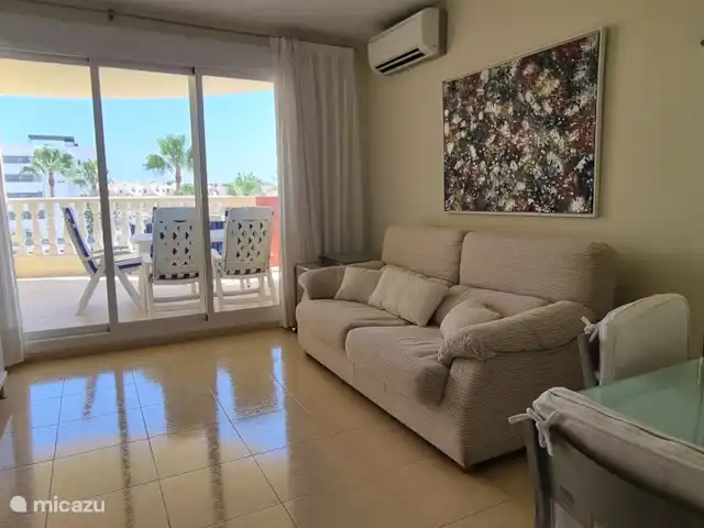 Zeebries schuilplaats huren in Spanje, Costa Blanca, Dénia - appartement Ruime woonkamer met rustgevend uitzicht naar buiten en directe toegang tot een balkon. Uitgerust met individuele AC voor koeling of verwarming in de winter