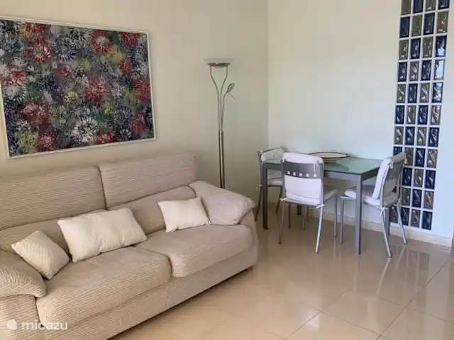 Zeebries schuilplaats huren in Spanje, Costa Blanca, Dénia - appartement Woonkamer gecombineerd met eethoek naast de keuken