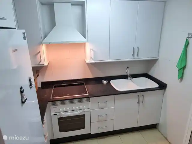 Zeebries schuilplaats huren in Spanje, Costa Blanca, Dénia - appartement Volledig ingerichte keuken gesloten in en naast de woonkamer.