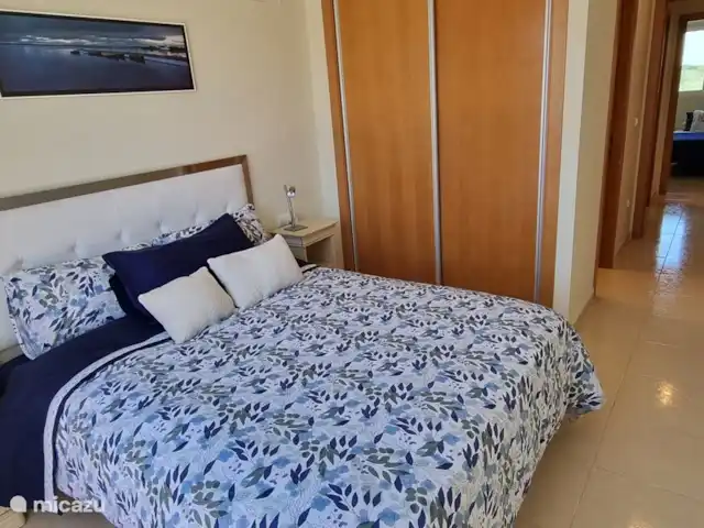 Zeebries schuilplaats huren in Spanje, Costa Blanca, Dénia - appartement grote slaapkamer, tweepersoonsbed en ingebouwde kast. Kamer is voorzien van AC
