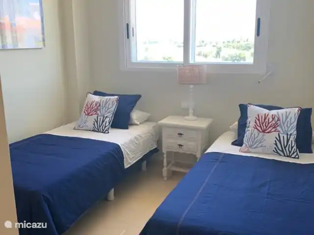 Zeebries schuilplaats huren in Spanje, Costa Blanca, Dénia - appartement De tweede slaapkamer heeft twee individuele bedden en een ingebouwde kast. Uitgerust met AC.