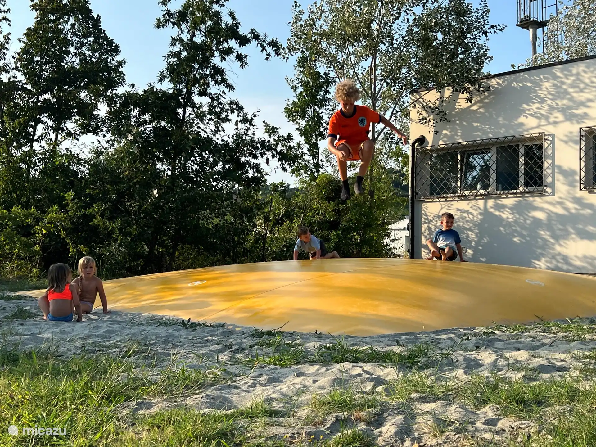 Sprungkissen vor dem Zelt neben der Terrasse 