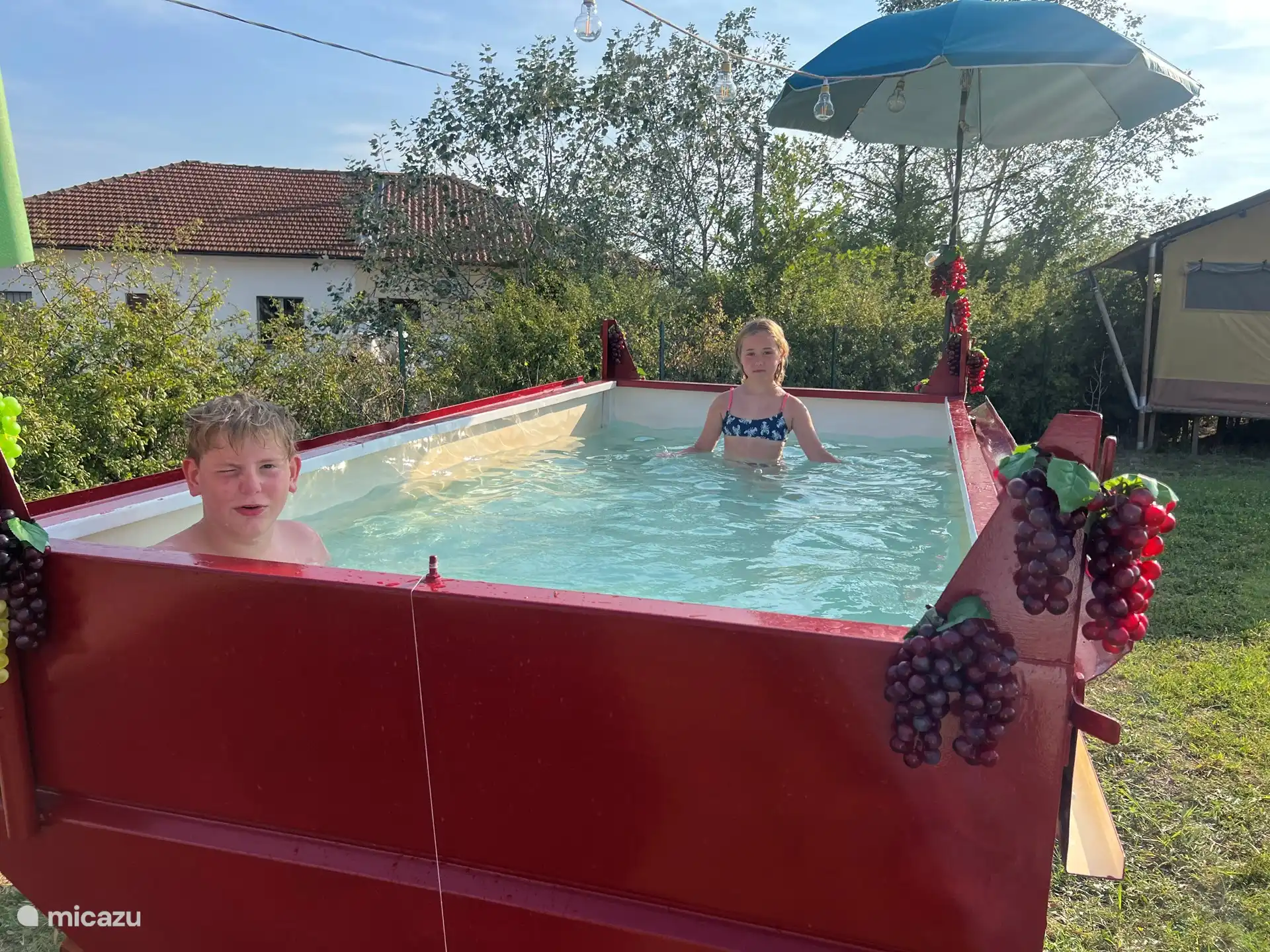 der private Pool neben dem Zelt 