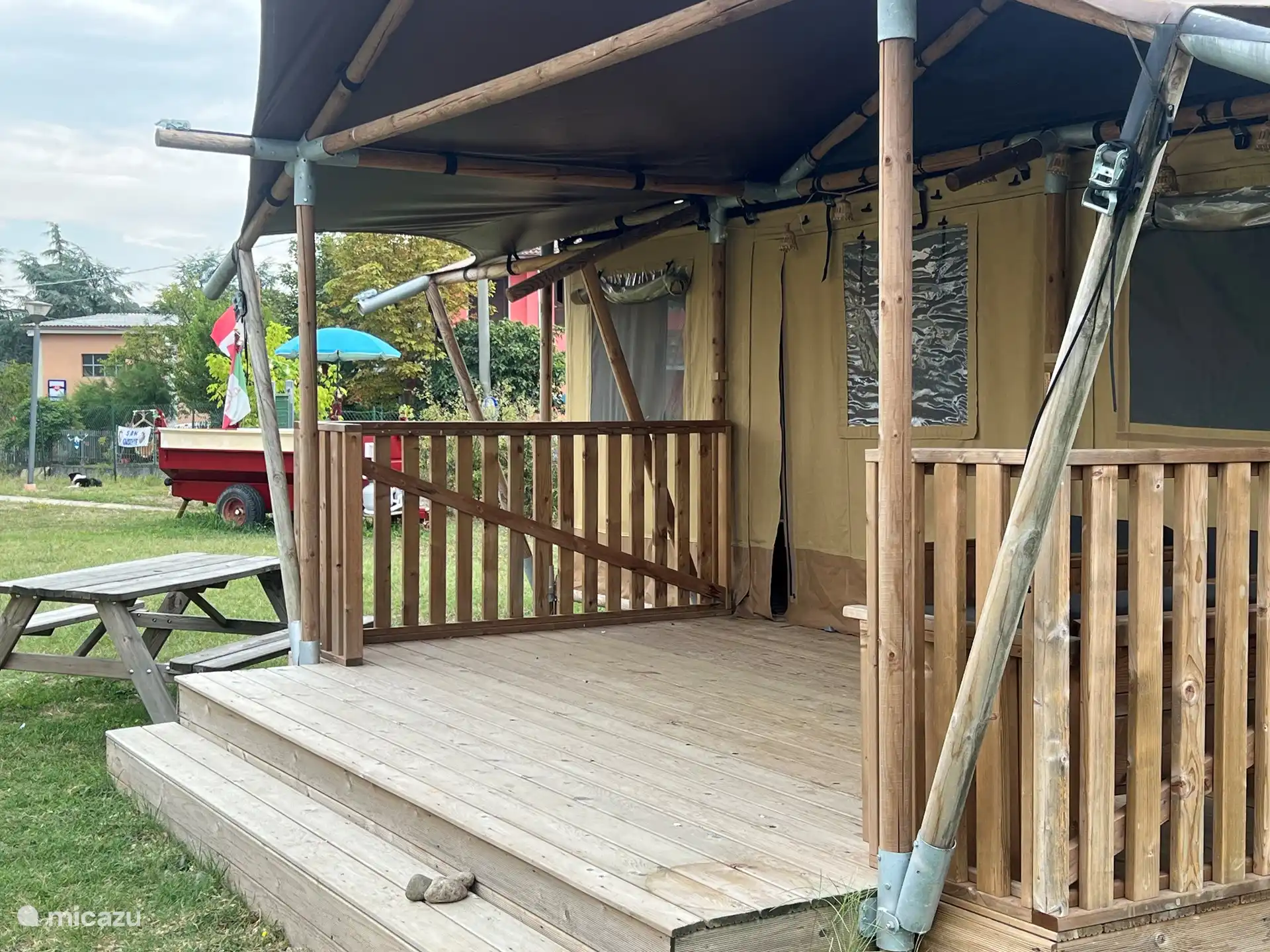 das Zelt mit dem Pool daneben 