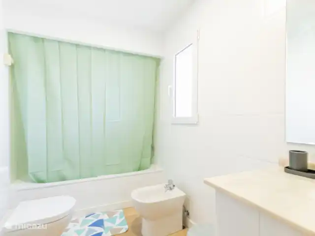 Location de Vacances Espagne, Costa Blanca, Jávea, maison mitoyenne - Maison Saint Tropez Salle de bain avec douche/baignoire, lavabo, toilettes et bidet