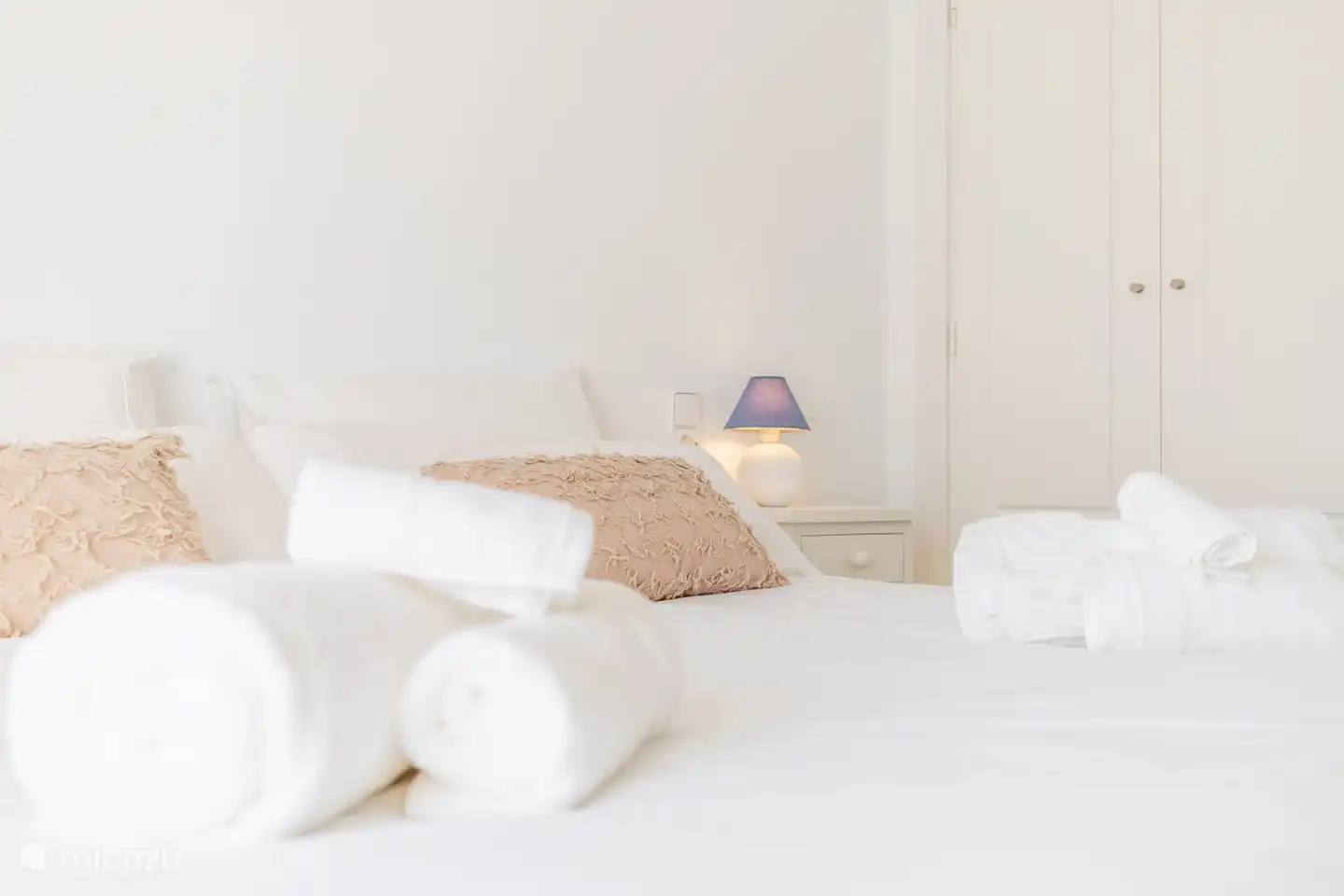 Slaapkamer met kingsize bed