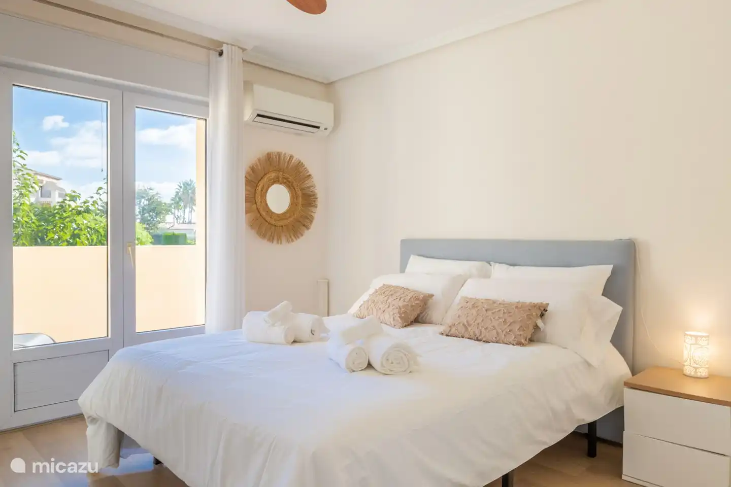 Slaapkamer met kingsize bed