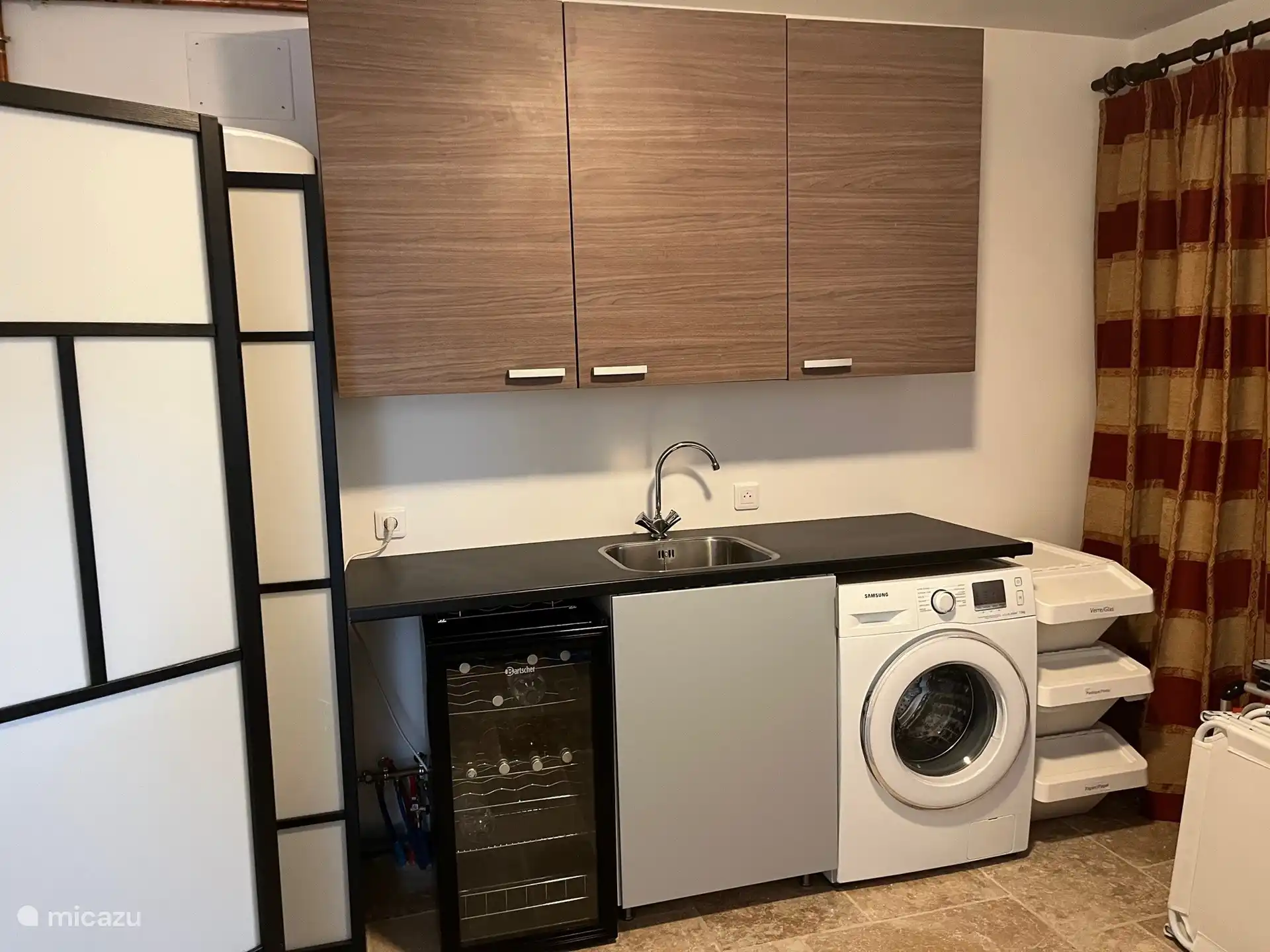 Hauswirtschaftsraum mit Wein, Kühlschrank und Waschmaschine