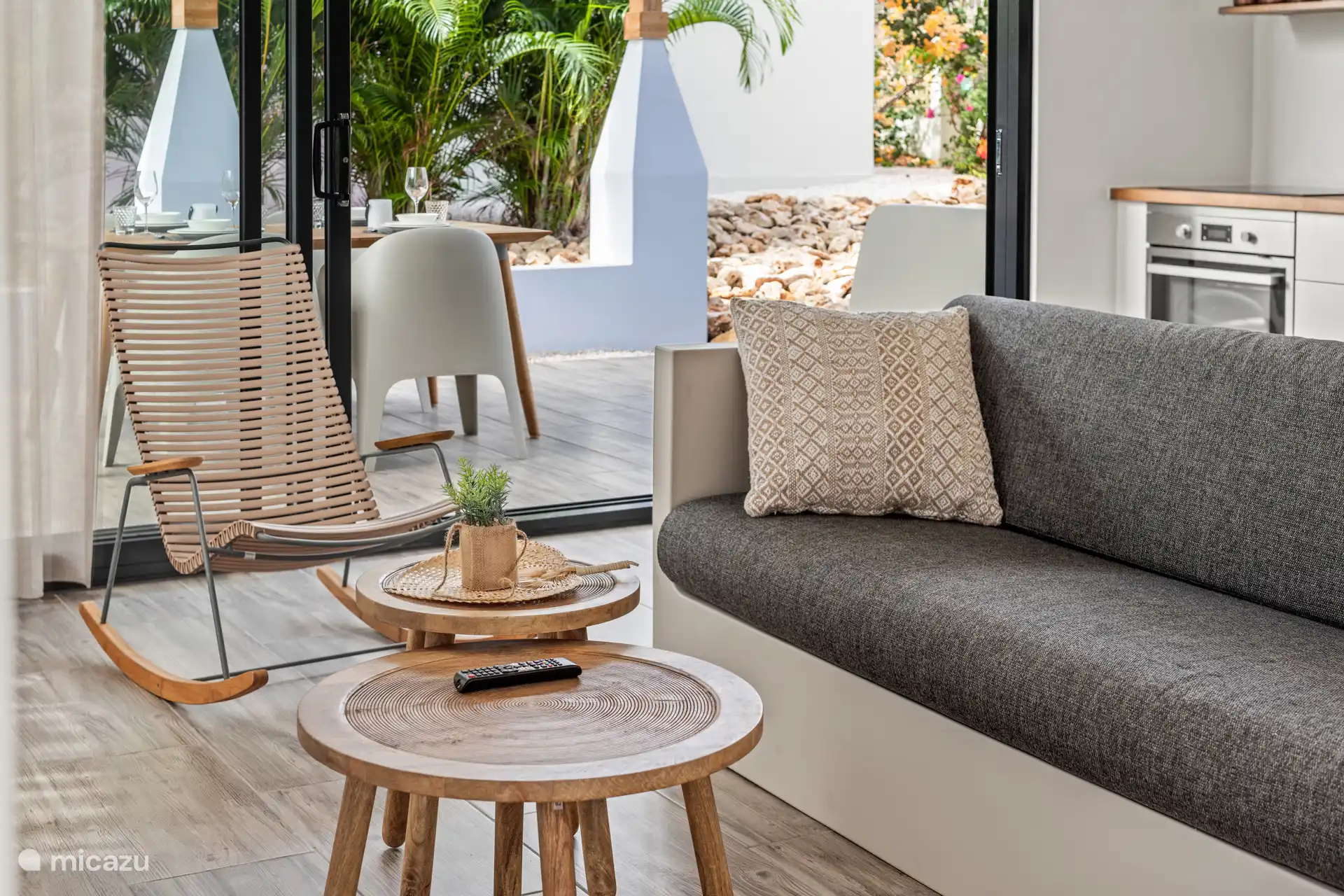 Schöne Band und Schaukelstuhl, wenn Sie noch fernsehen möchten.