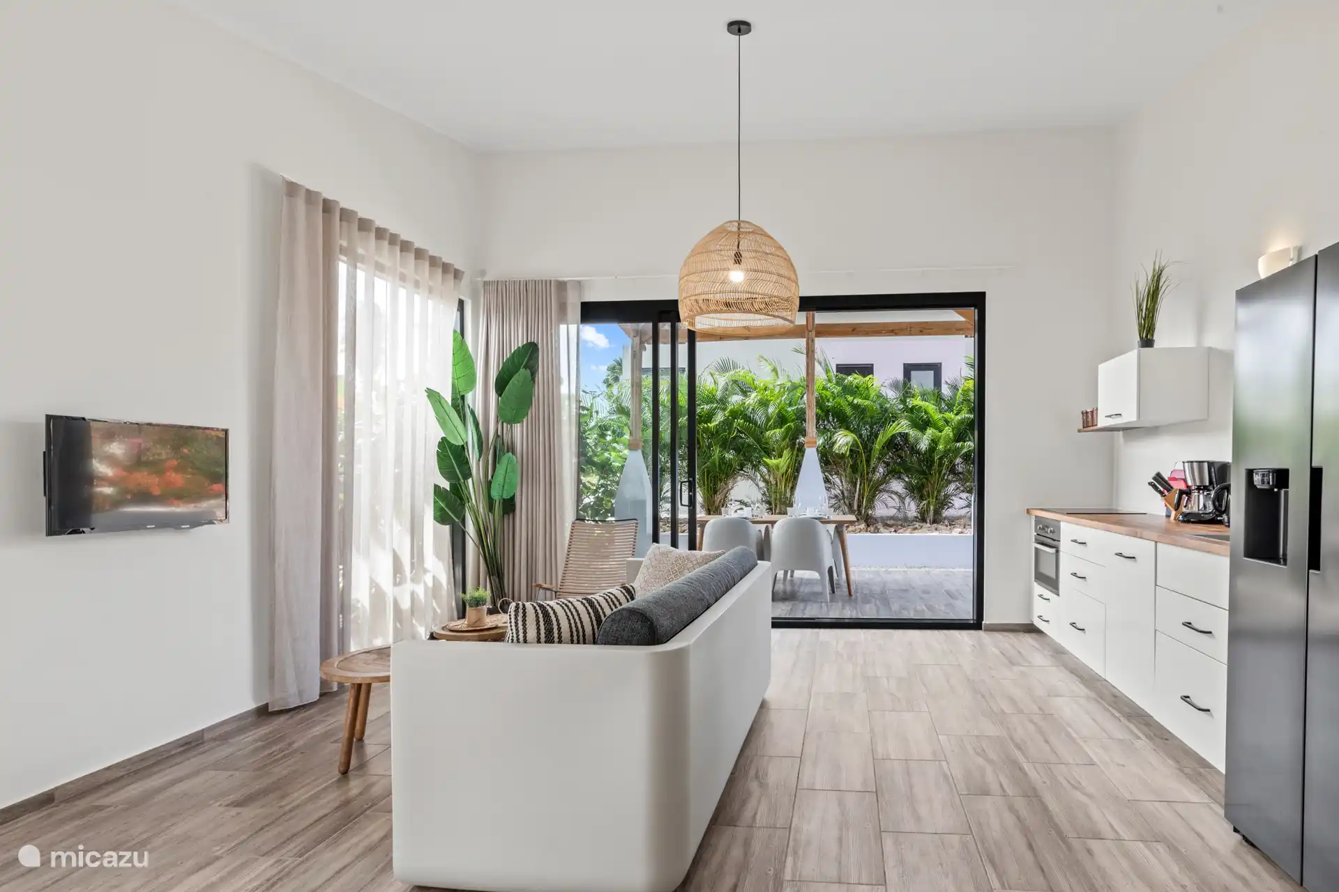 Wohnzimmer mit großer Schiebetür zur Terrasse