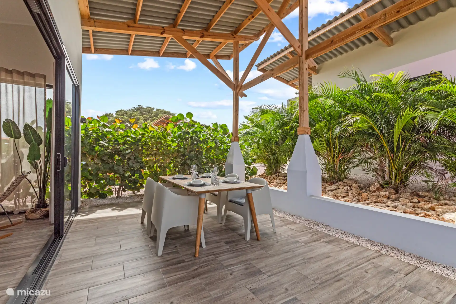 Essbereich im Freien unter dem Dach mit wunderbarer Privatsphäre