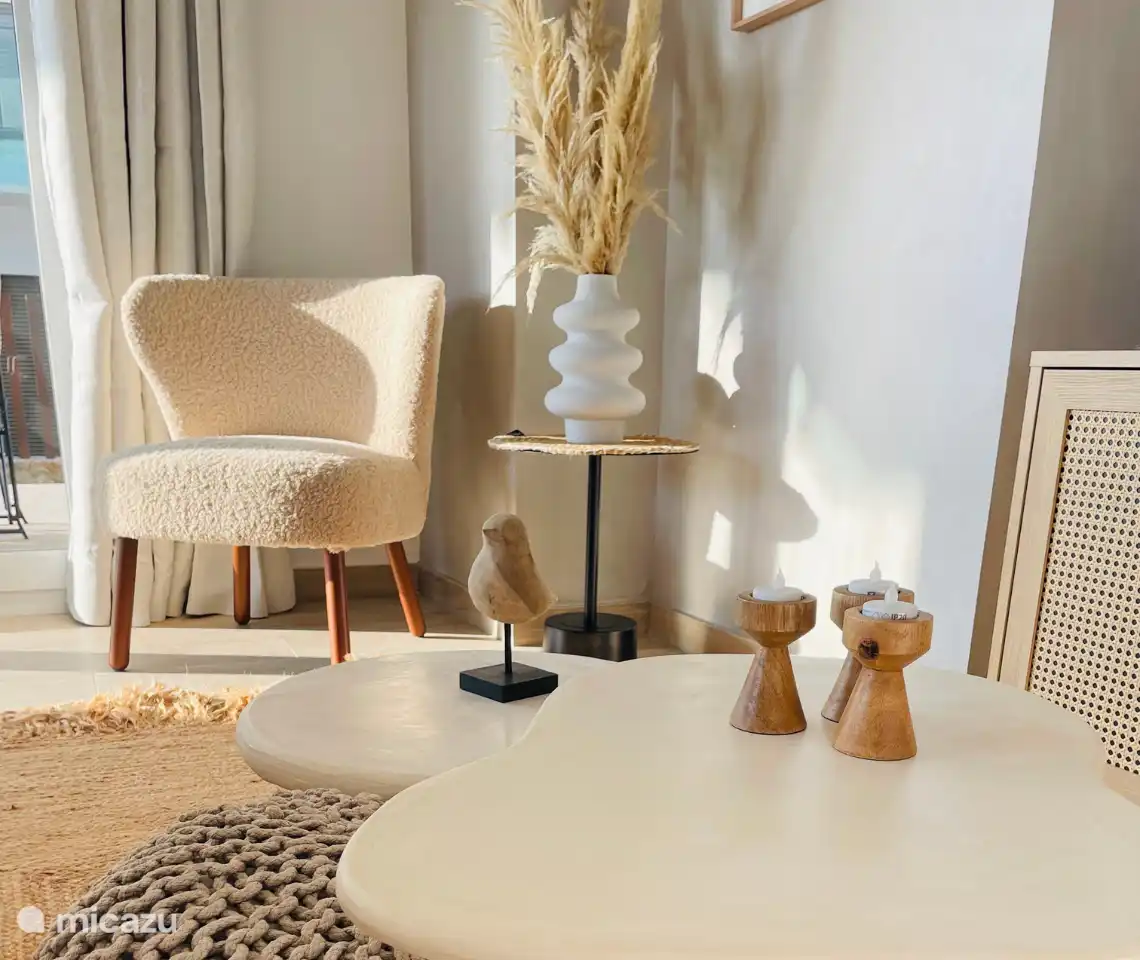 Living space finished with microcement on the walls and microcement coffee tables. The coffee tables are from the Belgian brand Hestable.