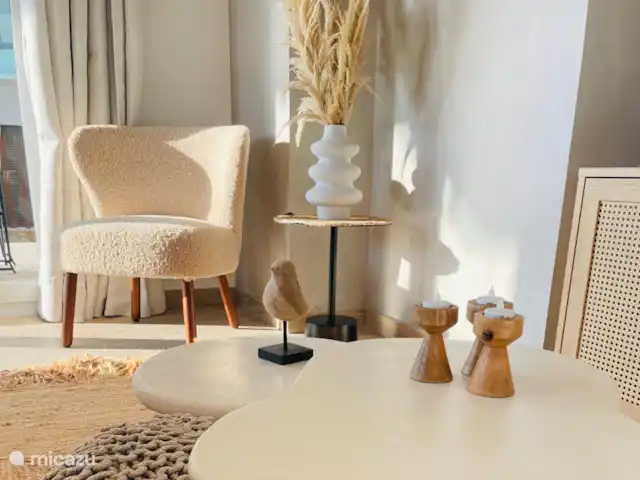 Casa Paloma Blanca Soleil et Golf | Espagne, Costa Blanca, Torrevieja - appartement Espace de vie fini avec du béton ciré sur les murs et des tables basses en béton ciré. Les tables basses sont de la marque belge Hestable.