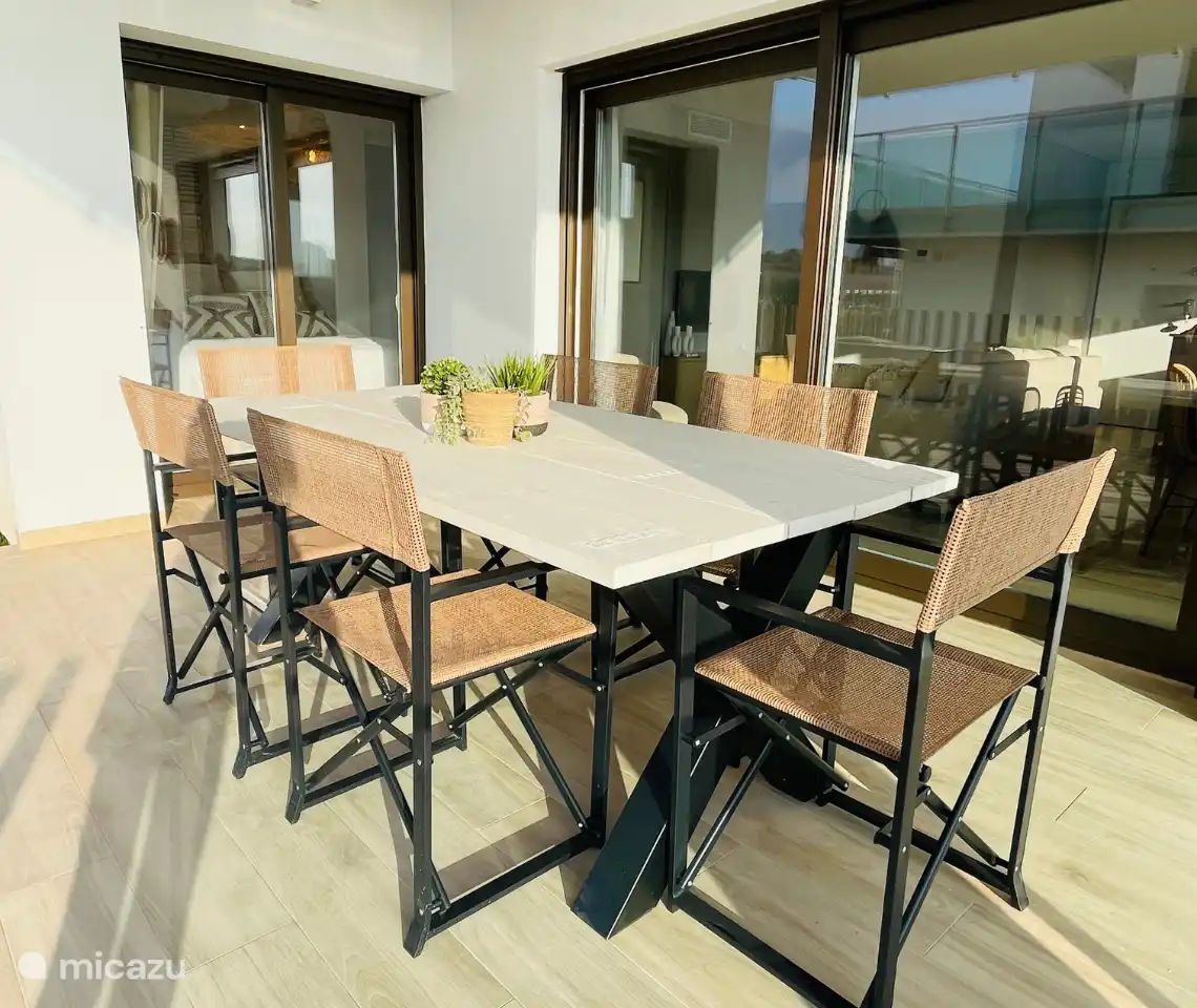 Terrace with table for 6 people.