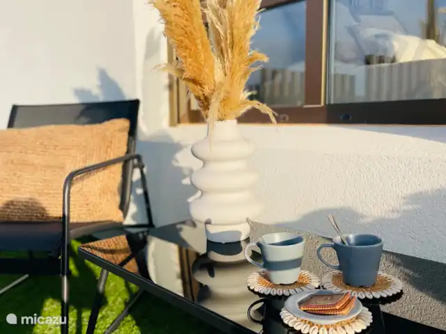 Casa Paloma Blanca Soleil et Golf | Espagne, Costa Blanca, Torrevieja - appartement Salon situé dans le jardin arrière. Surplombant le jardin commun et la piscine.