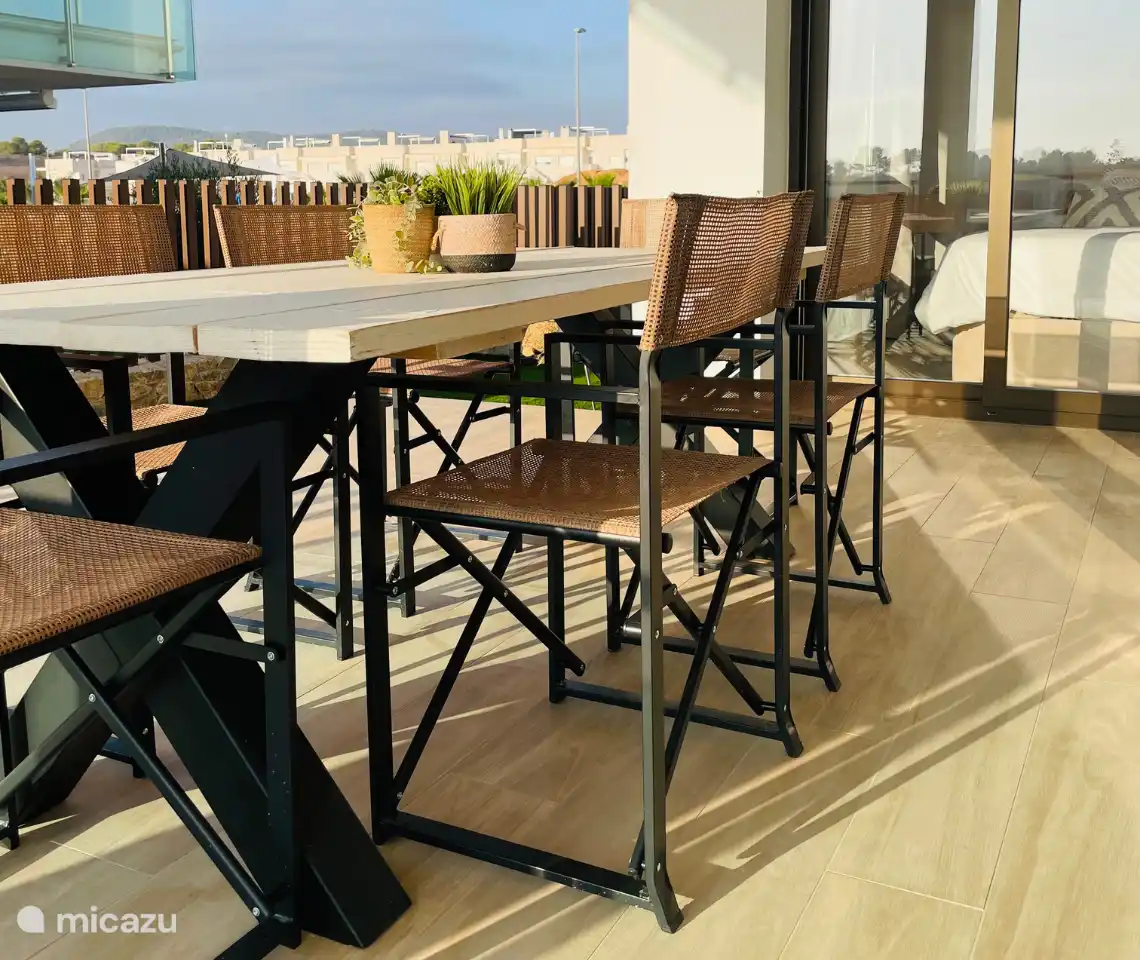 Terrace with table for 6 people.