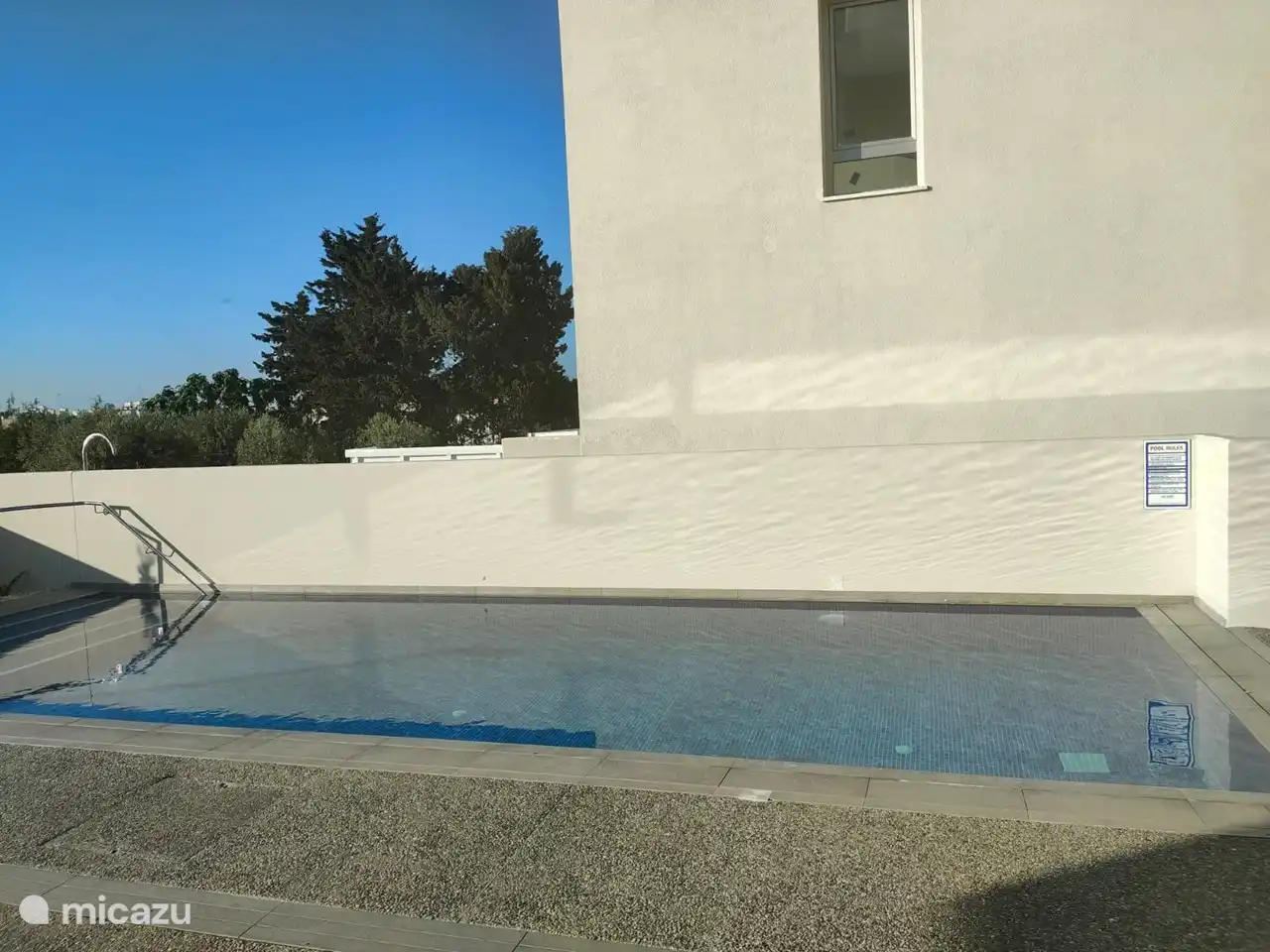 Zwembad met ligstoelen