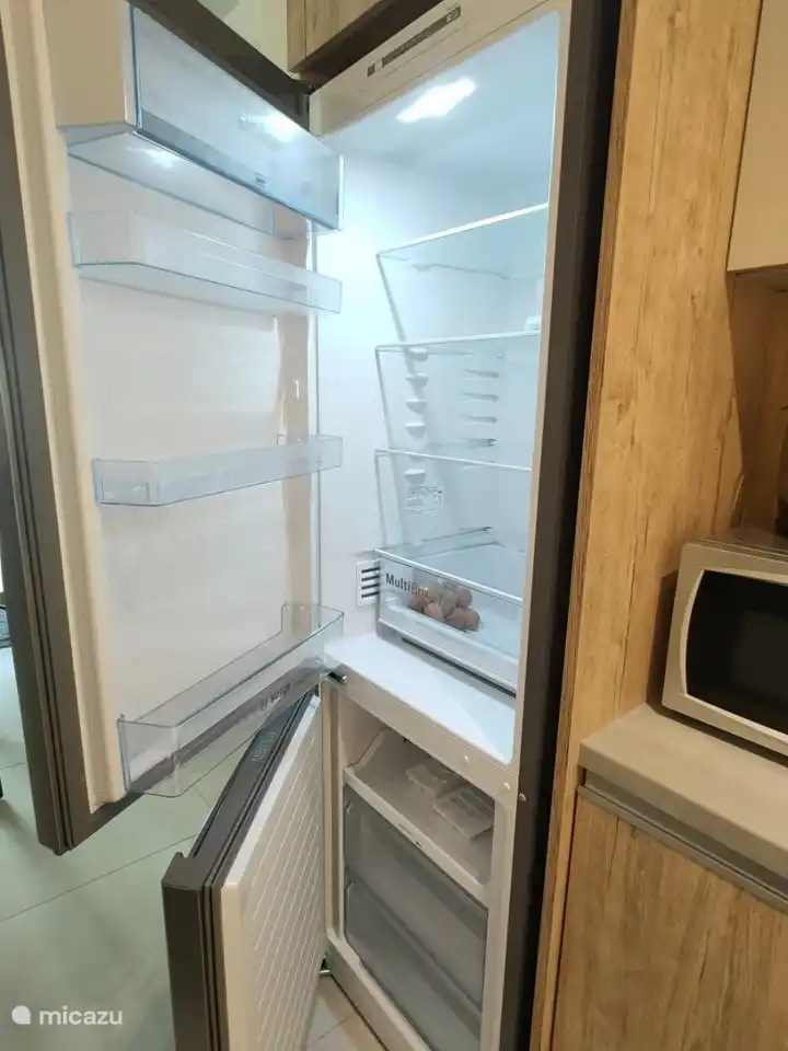 Keuken met  koelkast/ vriezer