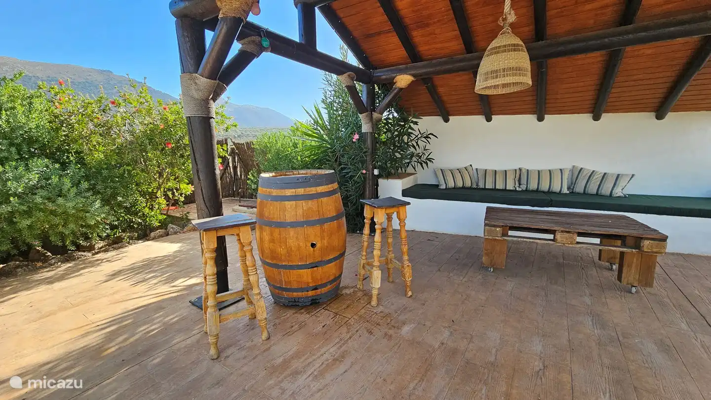 Coin salon confortable dans le jardin