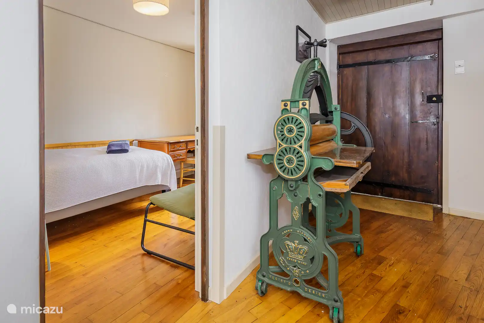 Dormitorio y antigua prensa en el vestíbulo