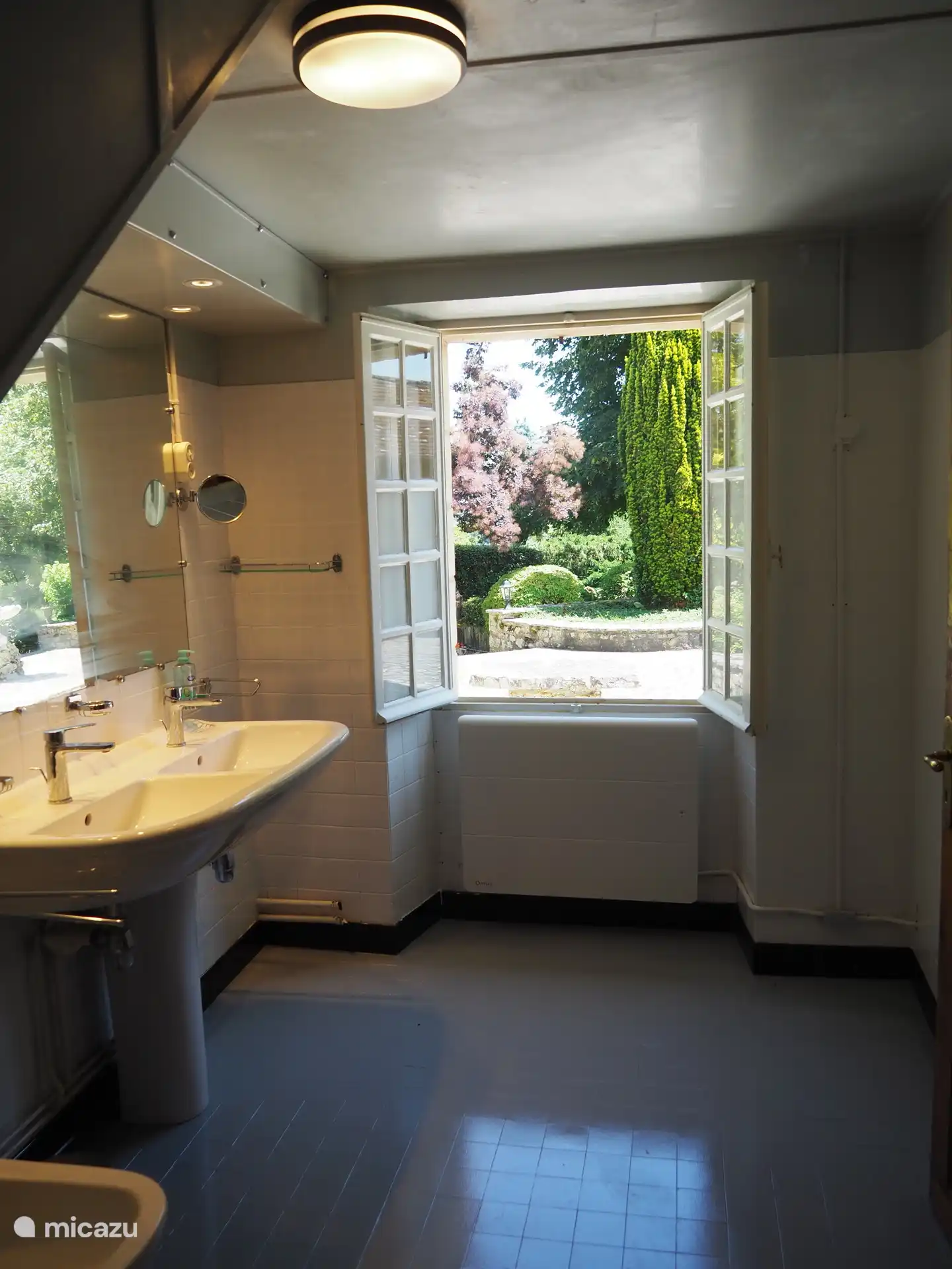 Baño con vista al jardín