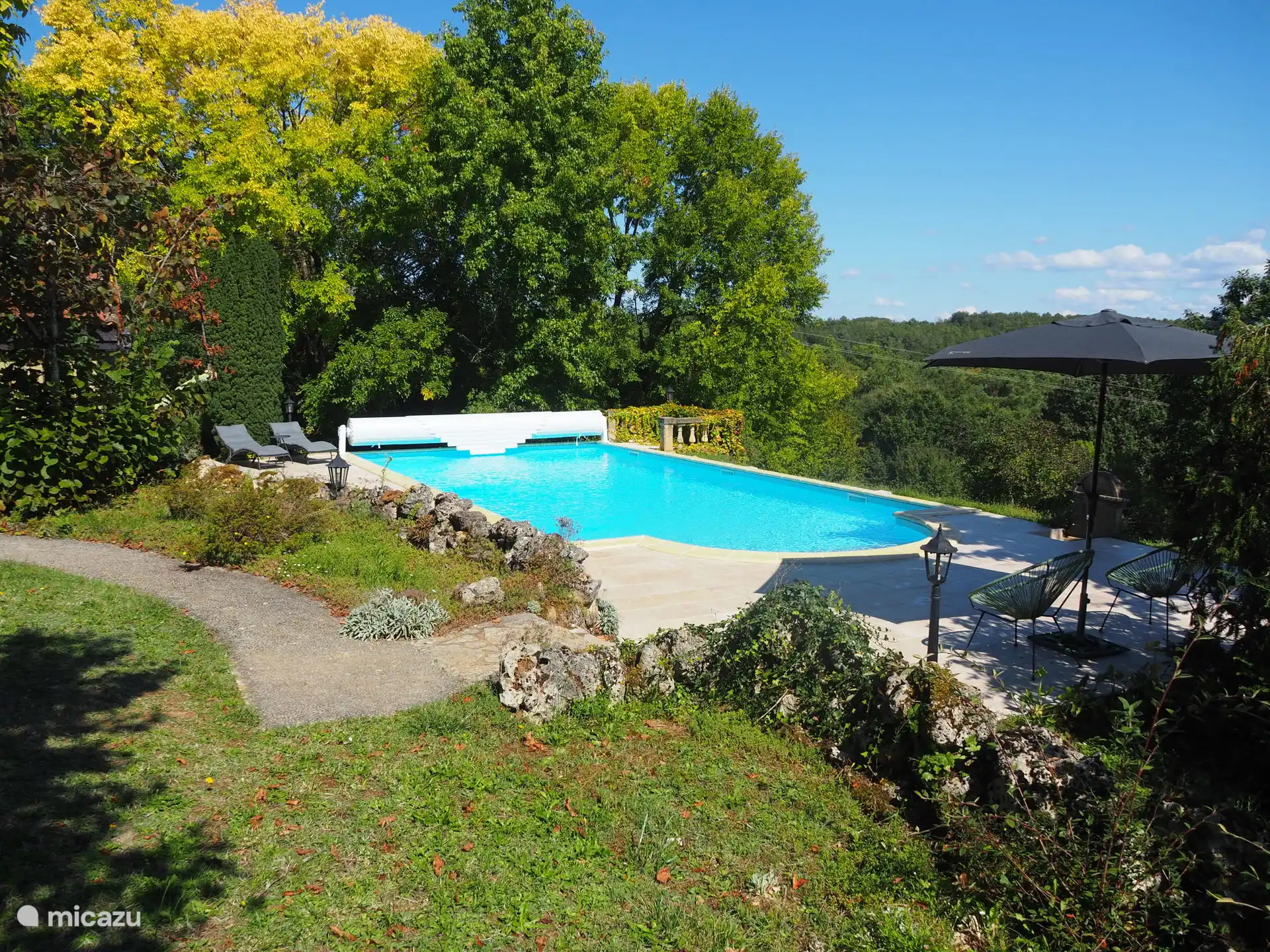La piscina entre la vegetación