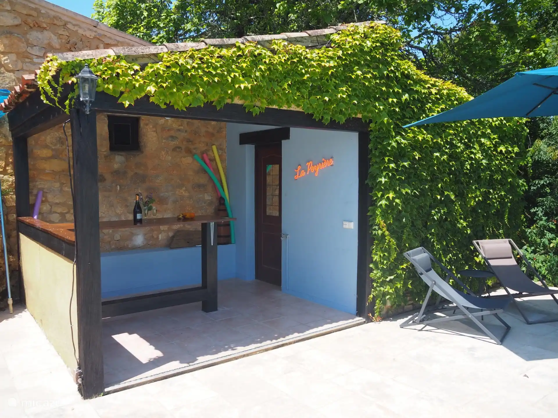 El bar de la piscina