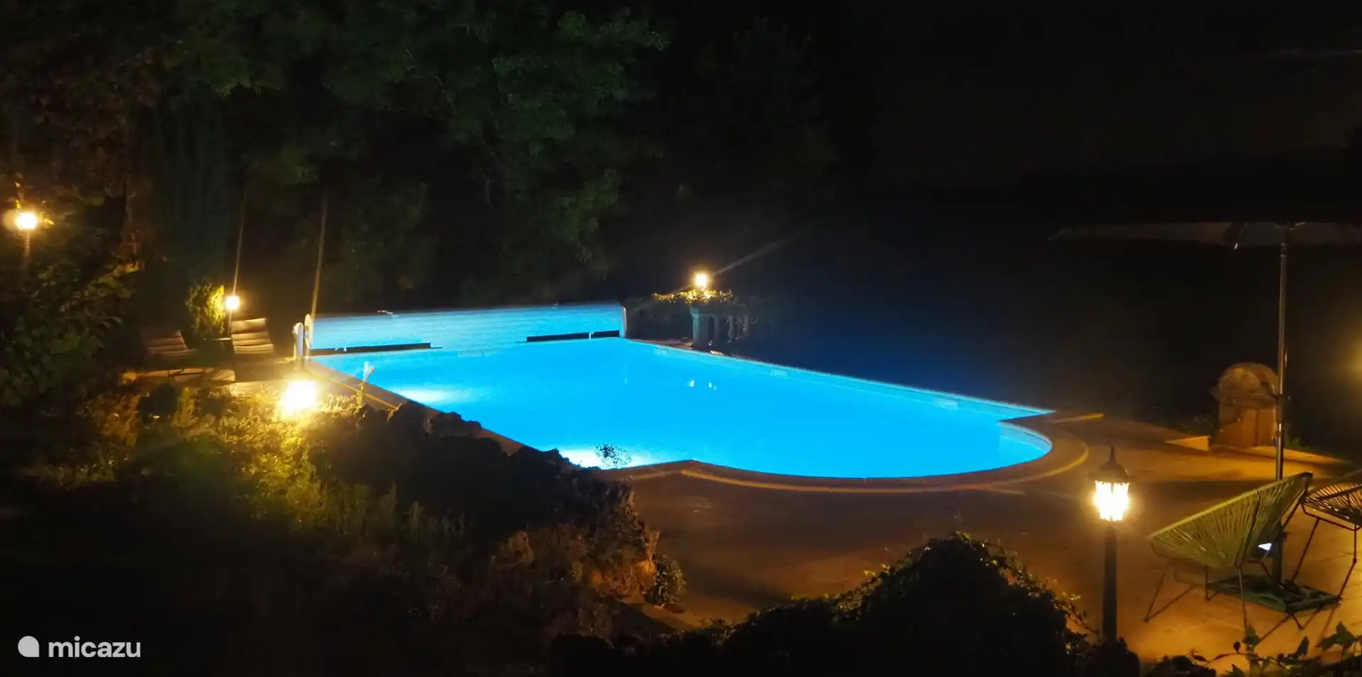 Por la noche, la piscina está iluminada