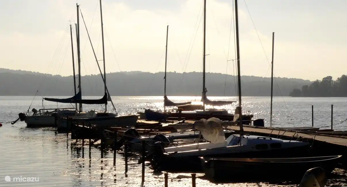 Der Hafen von Vånga liegt 400 m vom Haus entfernt.