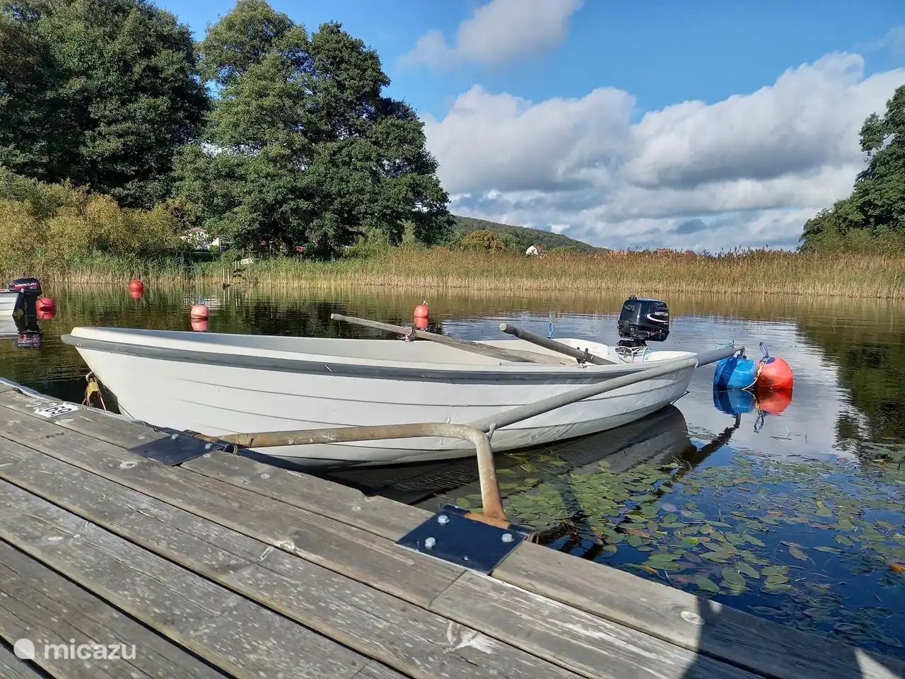 Das Ruder-/Motorboot im Hafen von Vånga, bereit, den großen Ivö-See zu erkunden.