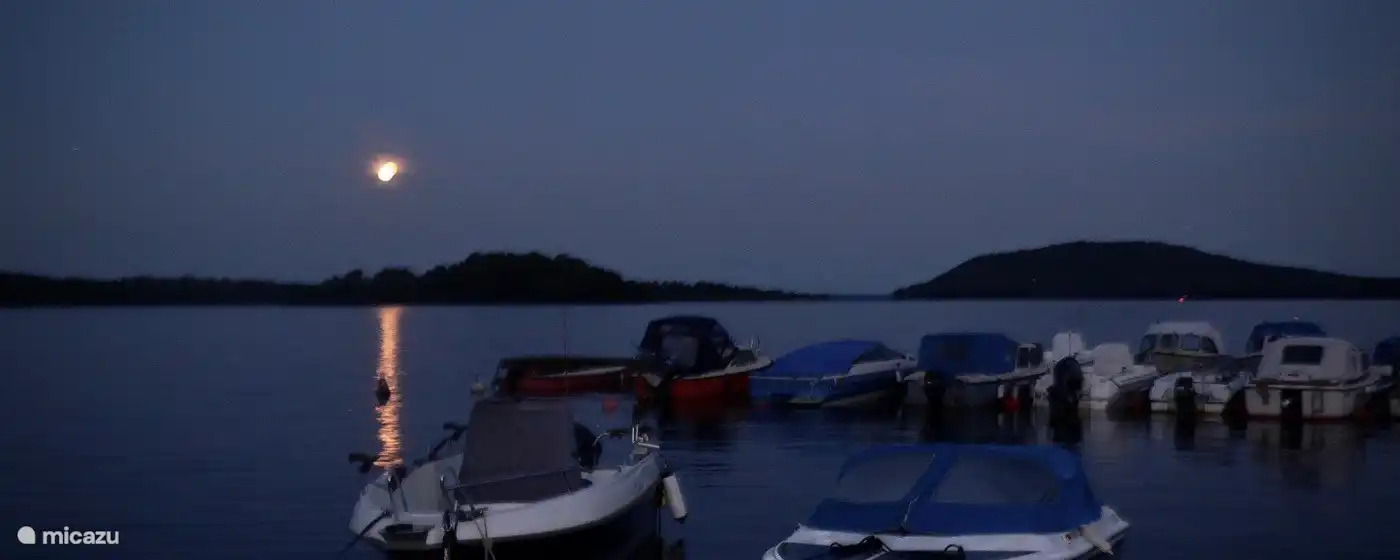 Eine schöne, ruhige Nacht im Hafen.