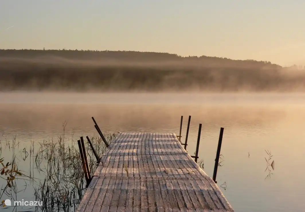 Herbst in Vånga. Am frühen Morgen steigt Dampf aus dem See auf.