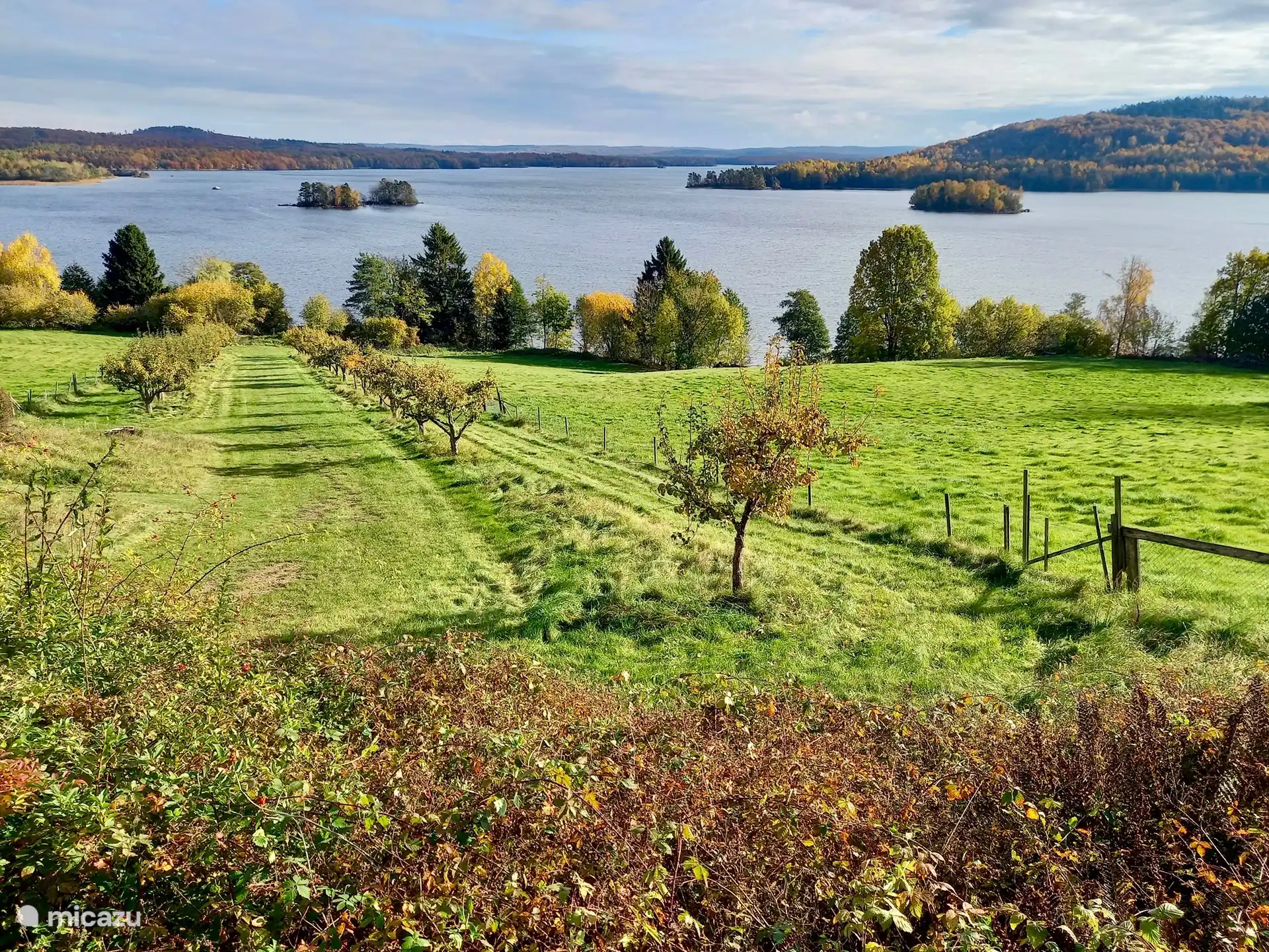 Herbstbild mit dem Ivösjön-See.