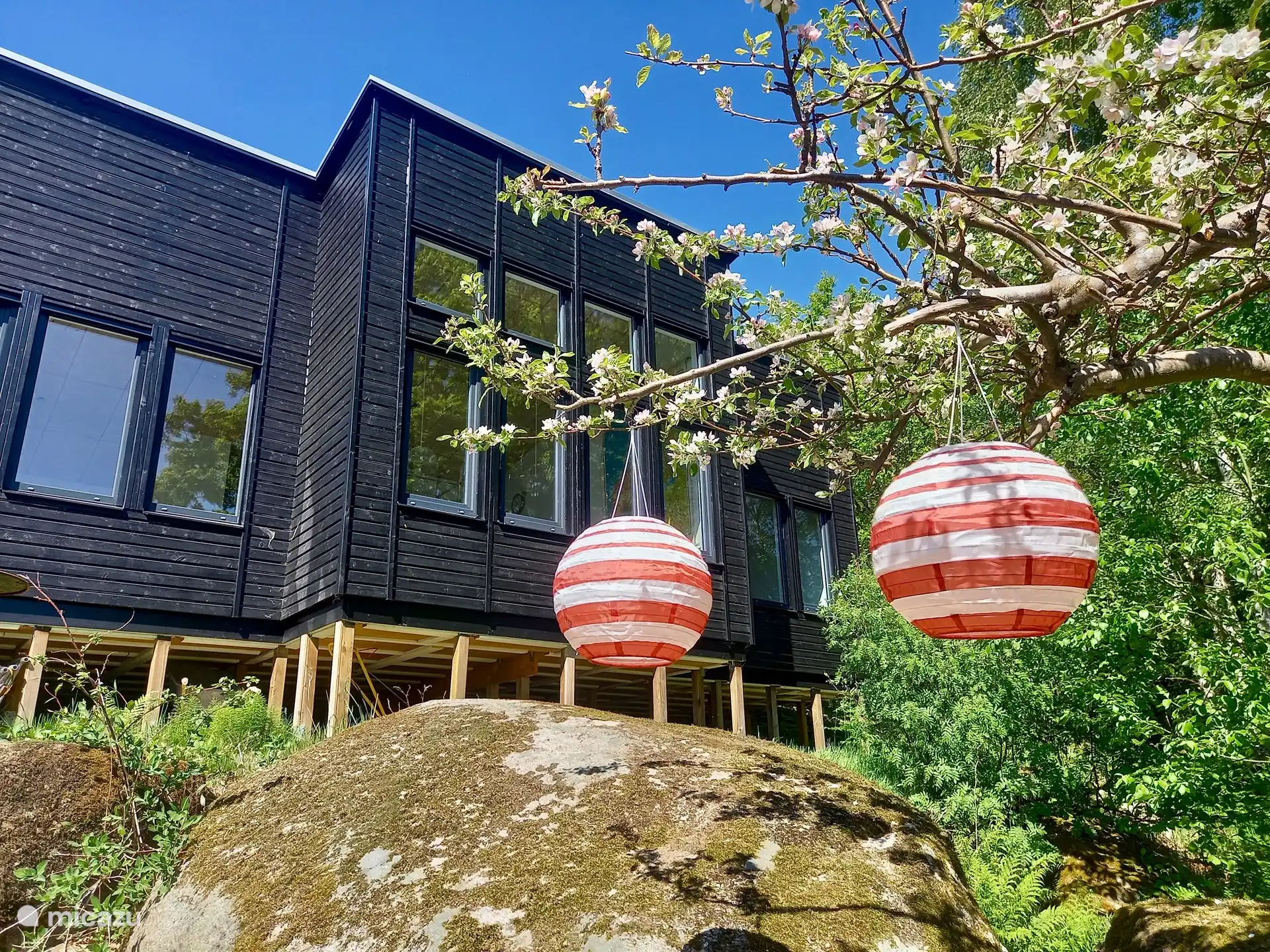 Vorderansicht des Hauses von der unteren 2. Terrasse.