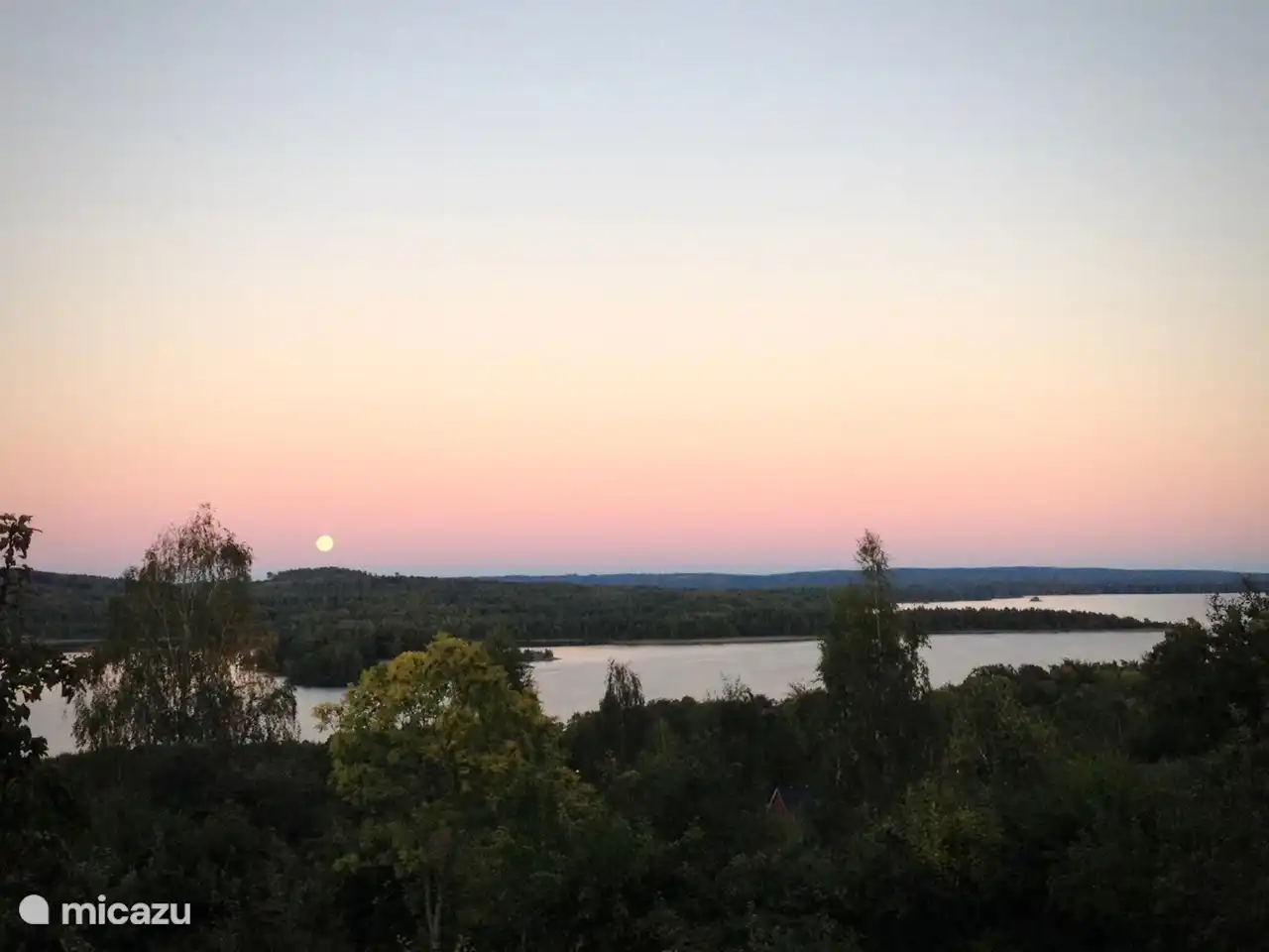 Blick vom Grundstück mit sogenanntem Supermond über dem See.