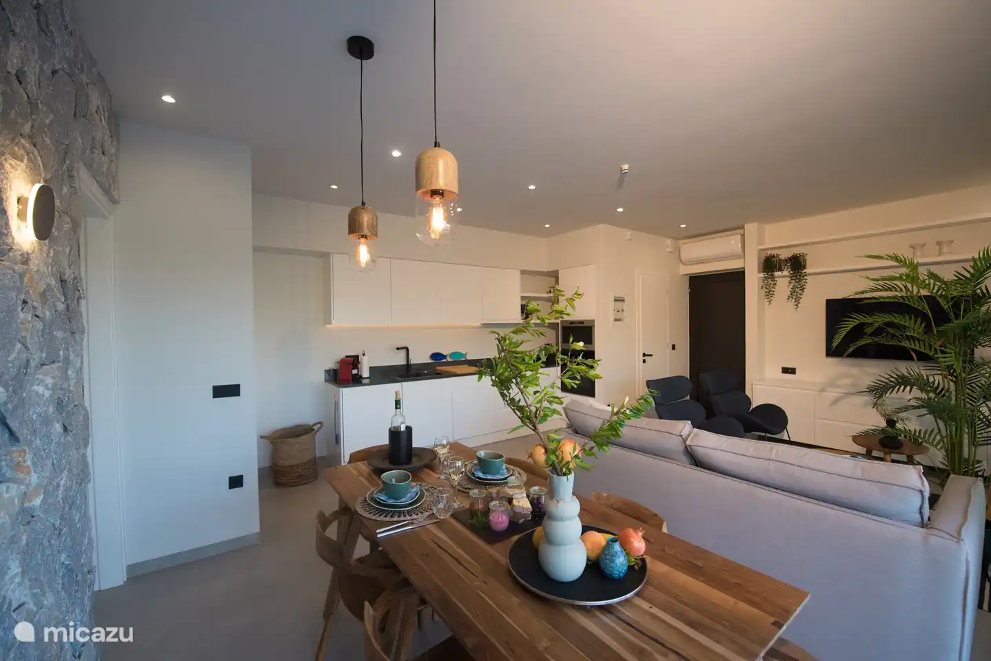 Table à manger avec vue sur la cuisine ouverte