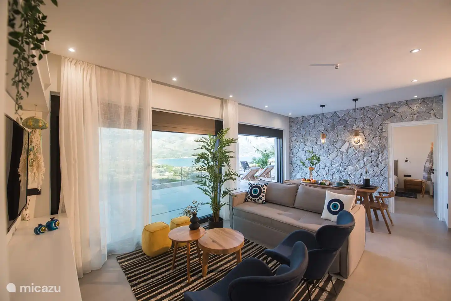 Coin salon avec TV avec vue sur les montagnes et la mer