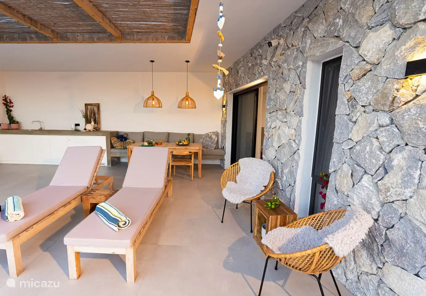 Terrasse couverte avec une partie des chambres d'hôtes à droite