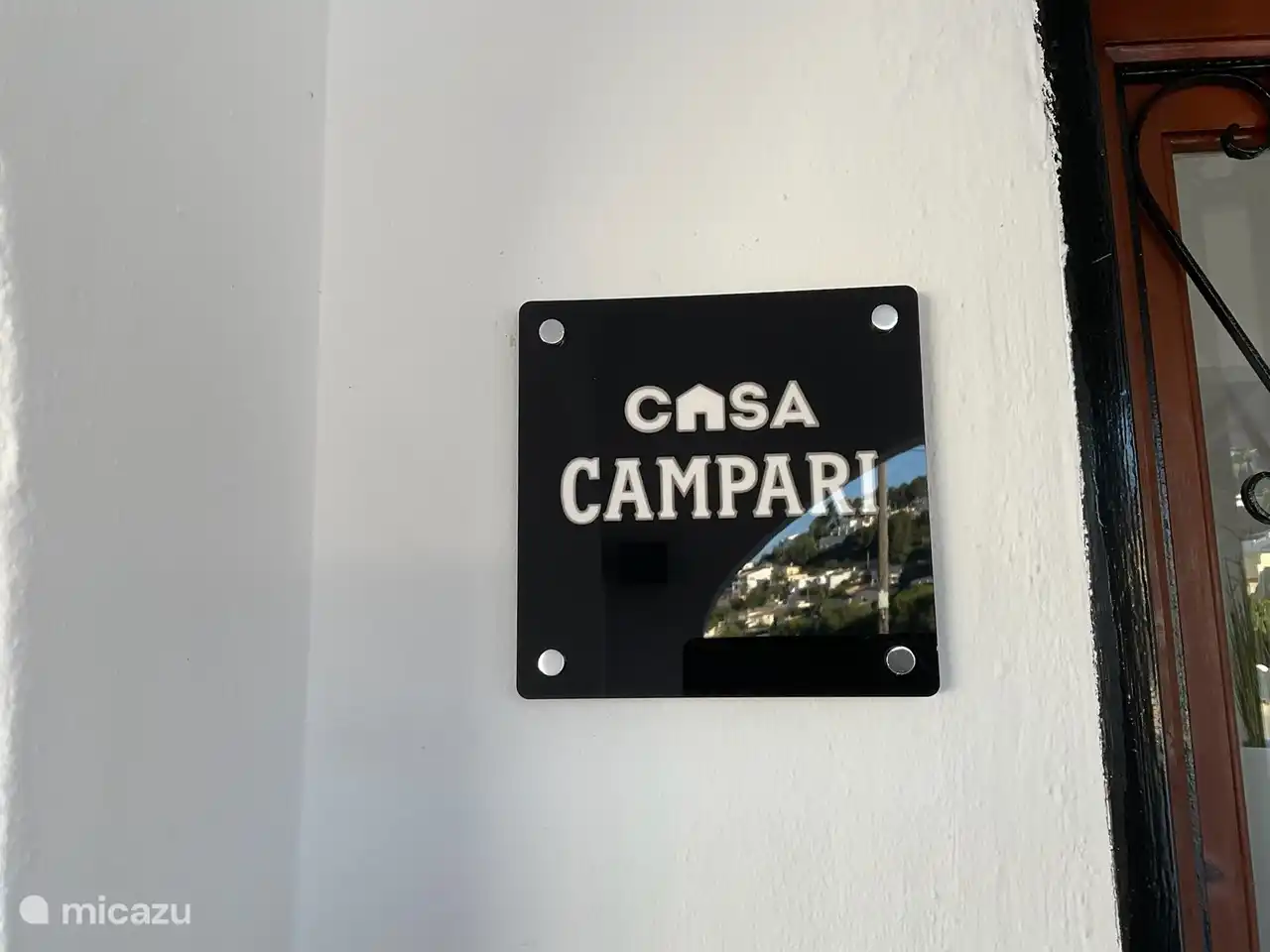 Sonnenterrasse mit 4 Sonnenliegen und Badetüchern