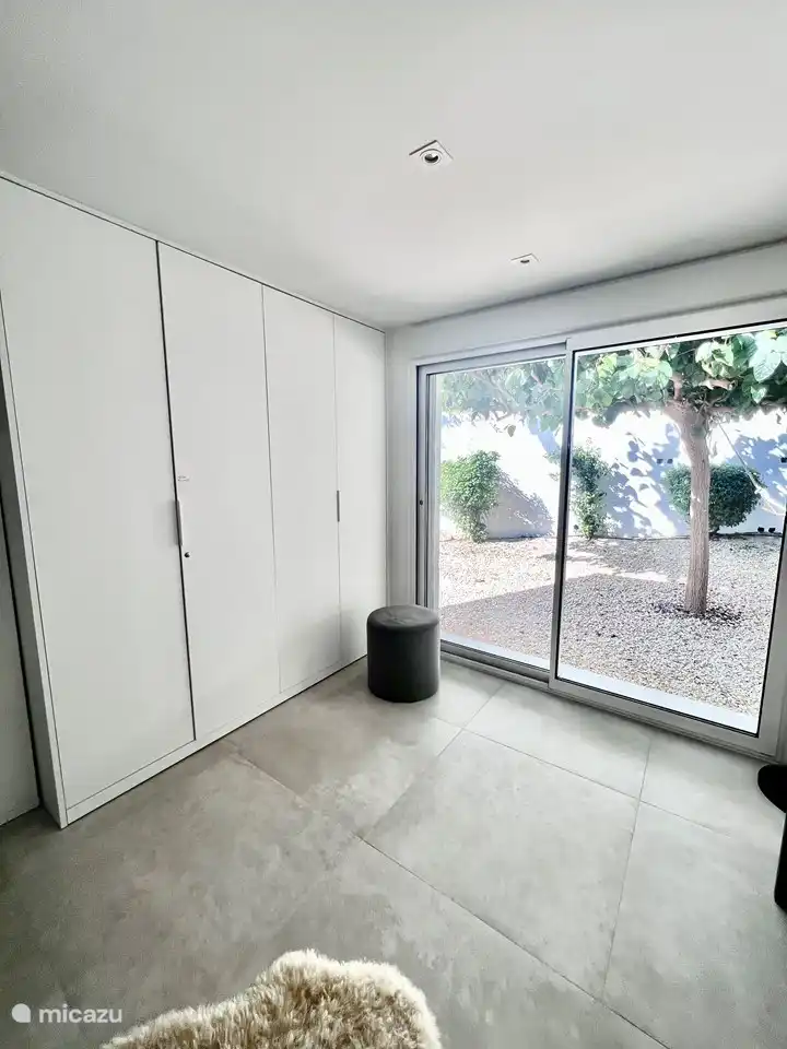 Ausblick von der Terrasse, ausreichend Stauraum: Aufhängen und hinlegen