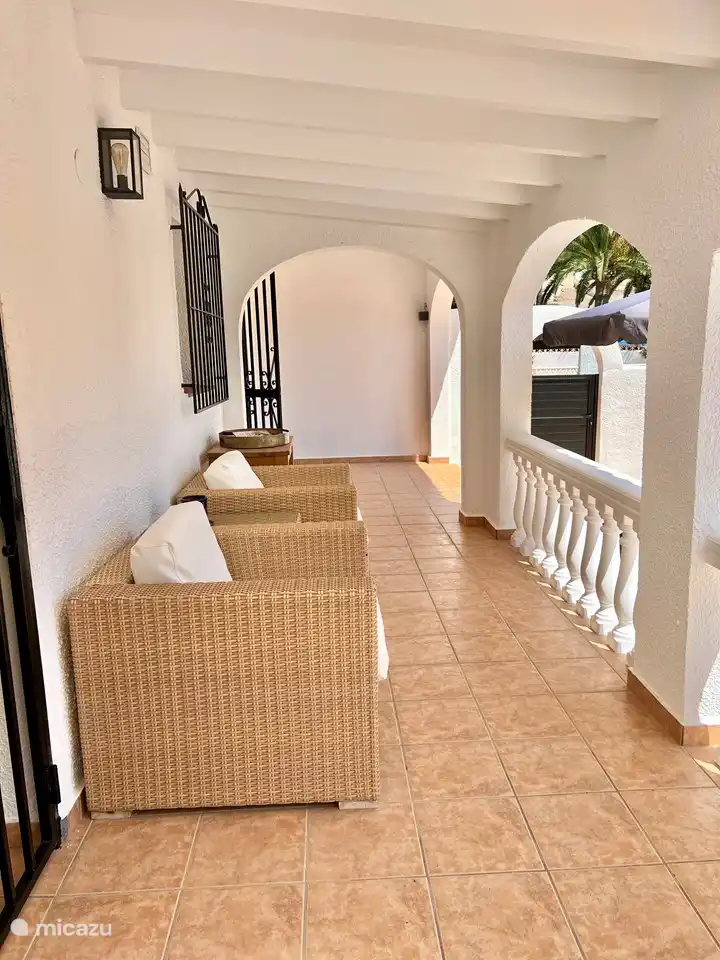 Pergola an der Vorderseite des Hauses mit Blick auf den Pool.