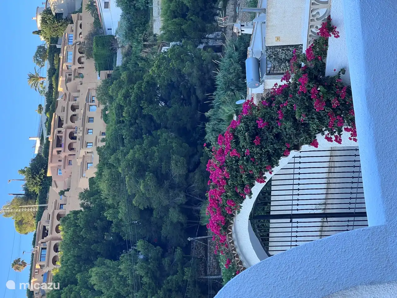 Blick auf die Einfahrt für 2 Autos. Verschlossen durch ein Tor mit Schloss