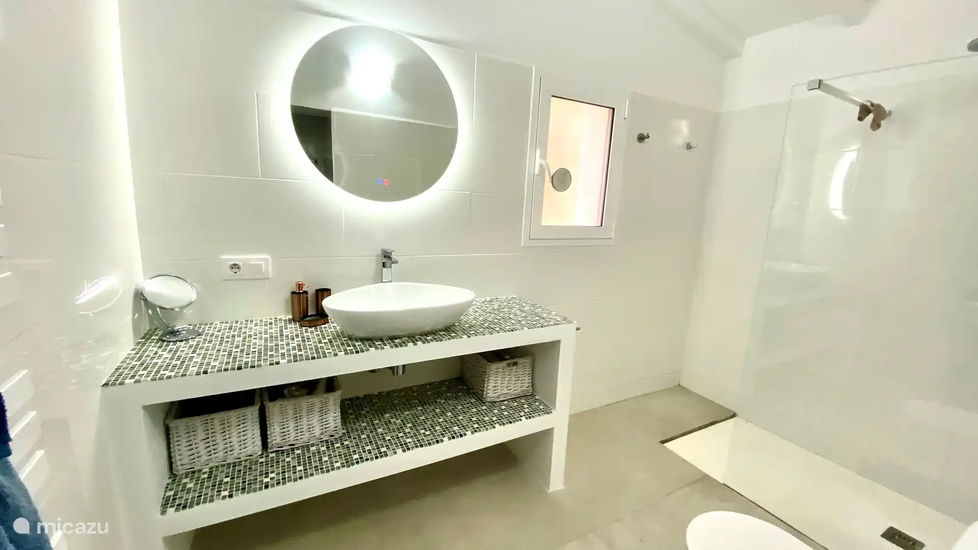 Badezimmer mit Dusche und WC-Heizung