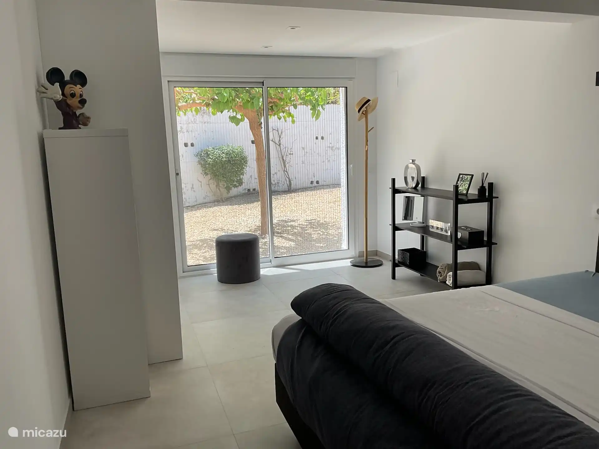 Schlafzimmer zum Garten. Möglichkeit eines 3. Bettes: 1 Einzelbett