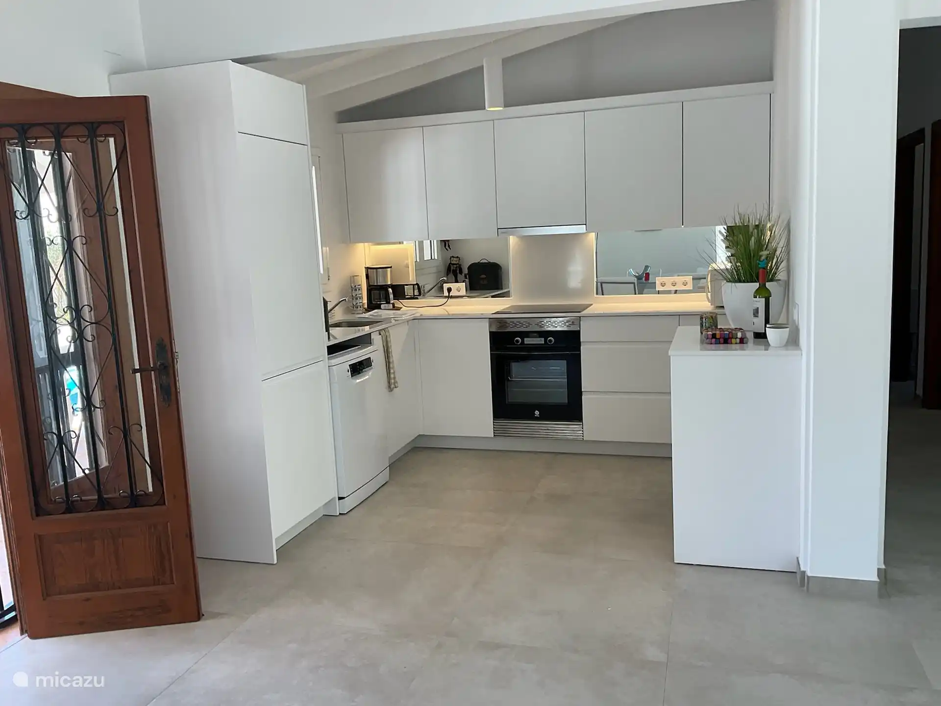 Spülmaschine, Backofen, Mikrowelle, Gefrierschrank, Toaster, Mixer, Babystuhl