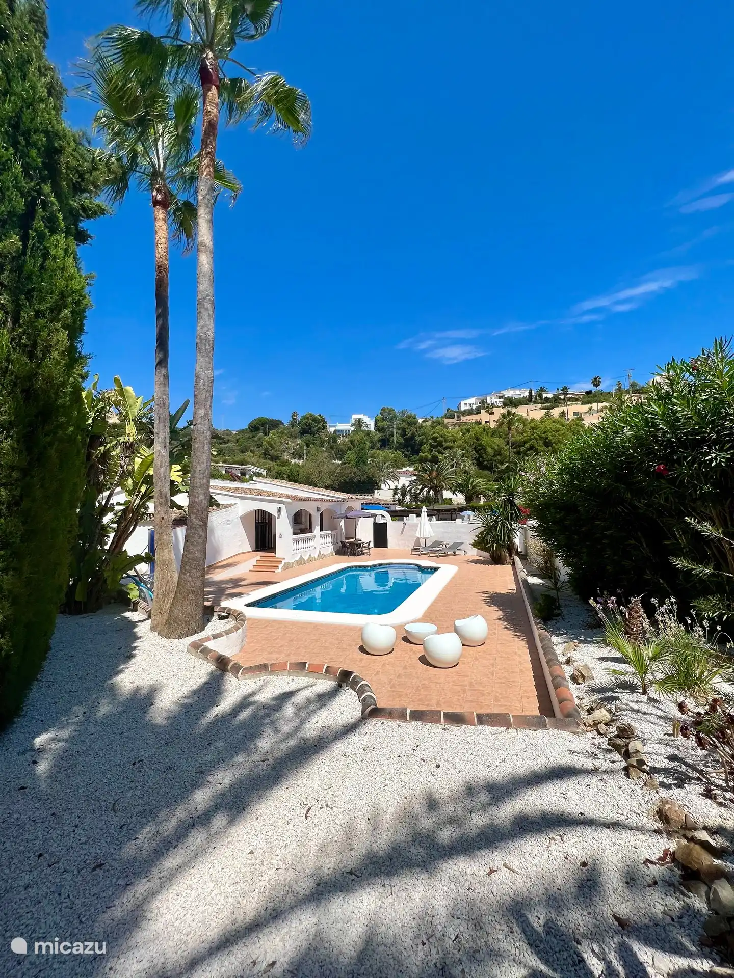 Vorderansicht des Hauses Den ganzen Tag Sonne, absolute Privatsphäre, sehr ruhige Straße